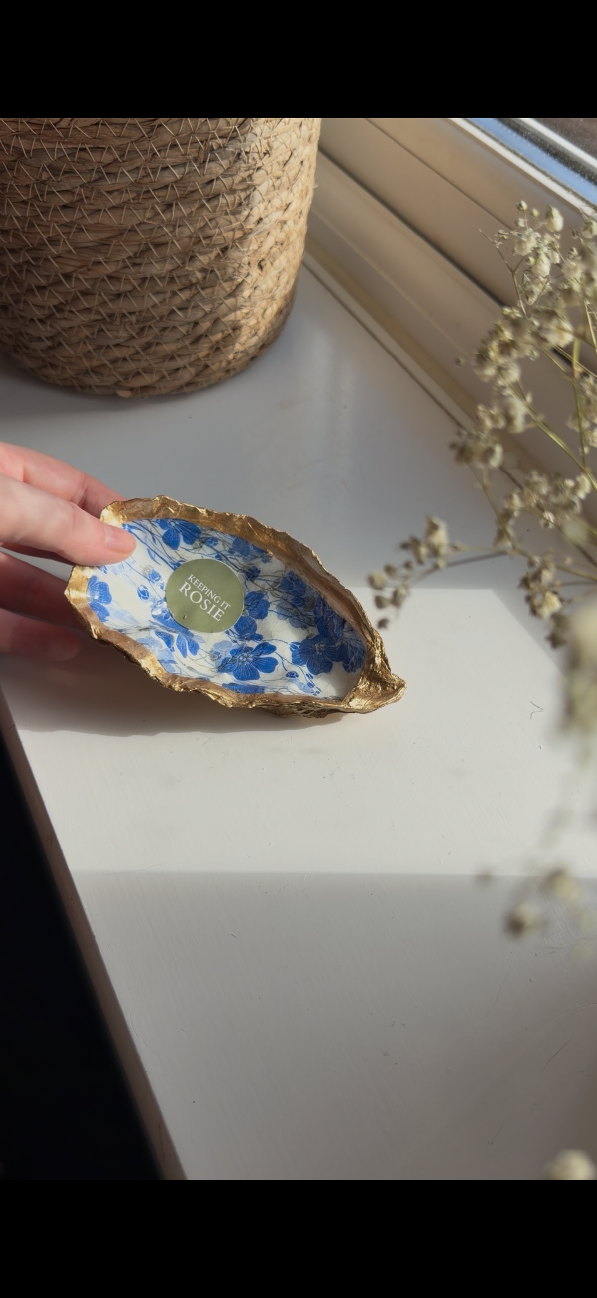Blue flower pattern oyster shell