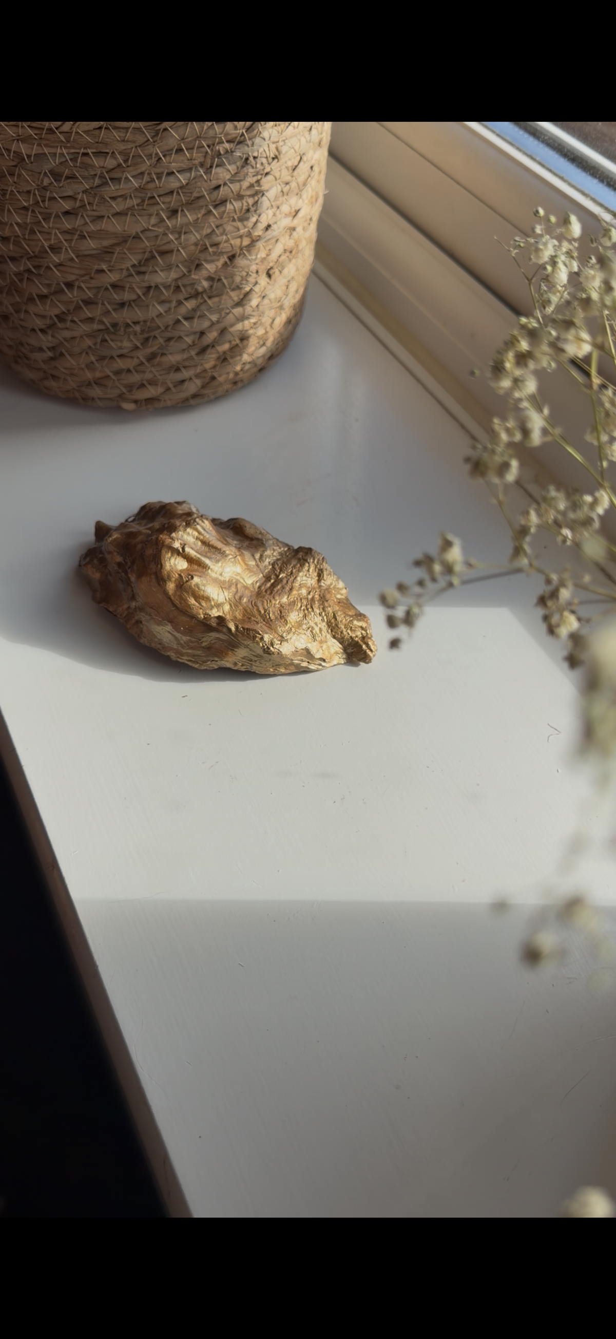 Blue flower pattern oyster shell